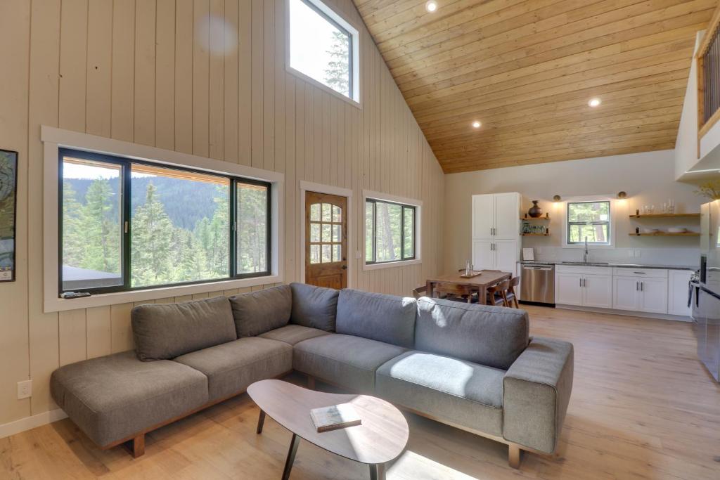 Lakeside Cabin with Hot Tub 3 Mi to Flathead Lake! - Image 4