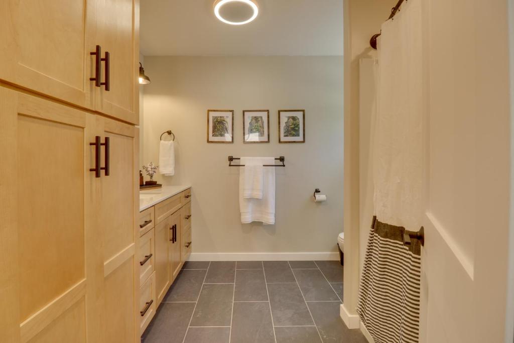 Lakeside Cabin with Hot Tub 3 Mi to Flathead Lake! - Image 8