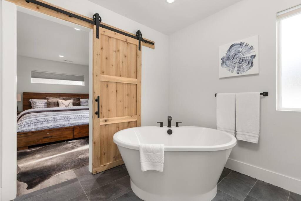 Hot Tub (Jacuzzi) - Photo 4