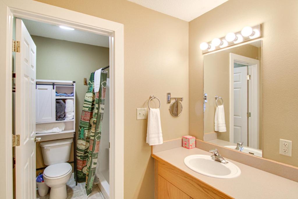 First-Floor Big Sky Condo with Hot Tub! - Image 8