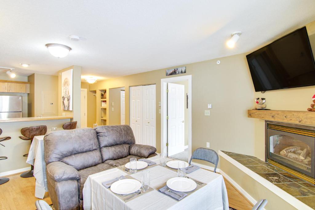 First-Floor Big Sky Condo with Hot Tub! - Image 5