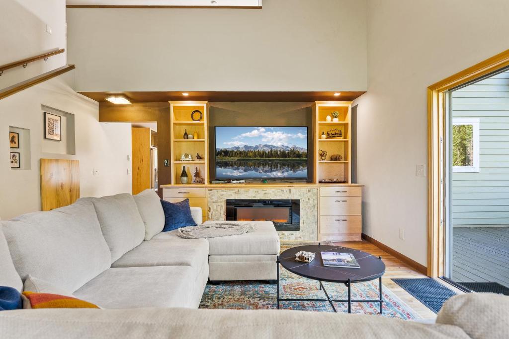 Lux Fly-Fishing Haven near Glacier Park - Hot Tub - Image 6