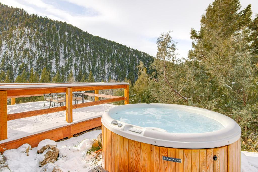 Hot Tub (Jacuzzi) - Photo 3
