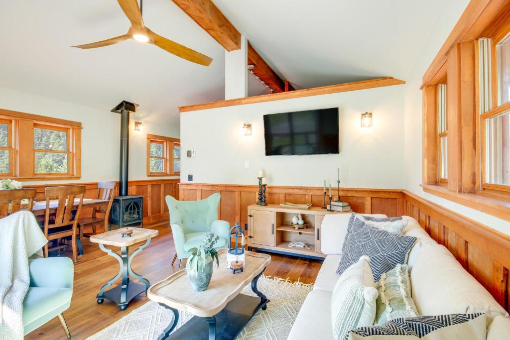 Secluded Livingston Retreat with Deck and Fire Pit! - Image 5