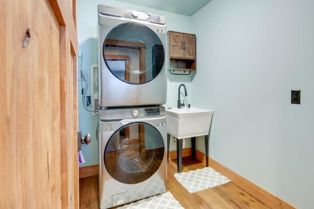 Secluded Livingston Retreat with Deck and Fire Pit! - Image 8