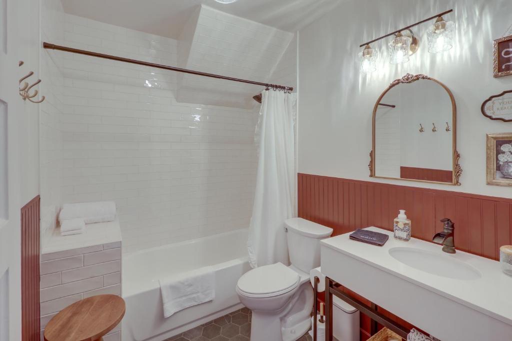 Stunning Red Lodge House with Hot Tub Walk to Town - Image 8