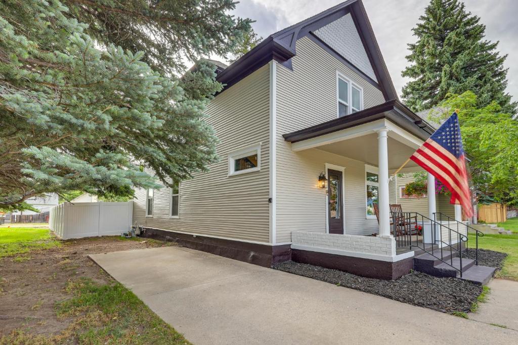 Stunning Red Lodge House with Hot Tub Walk to Town - Image 6