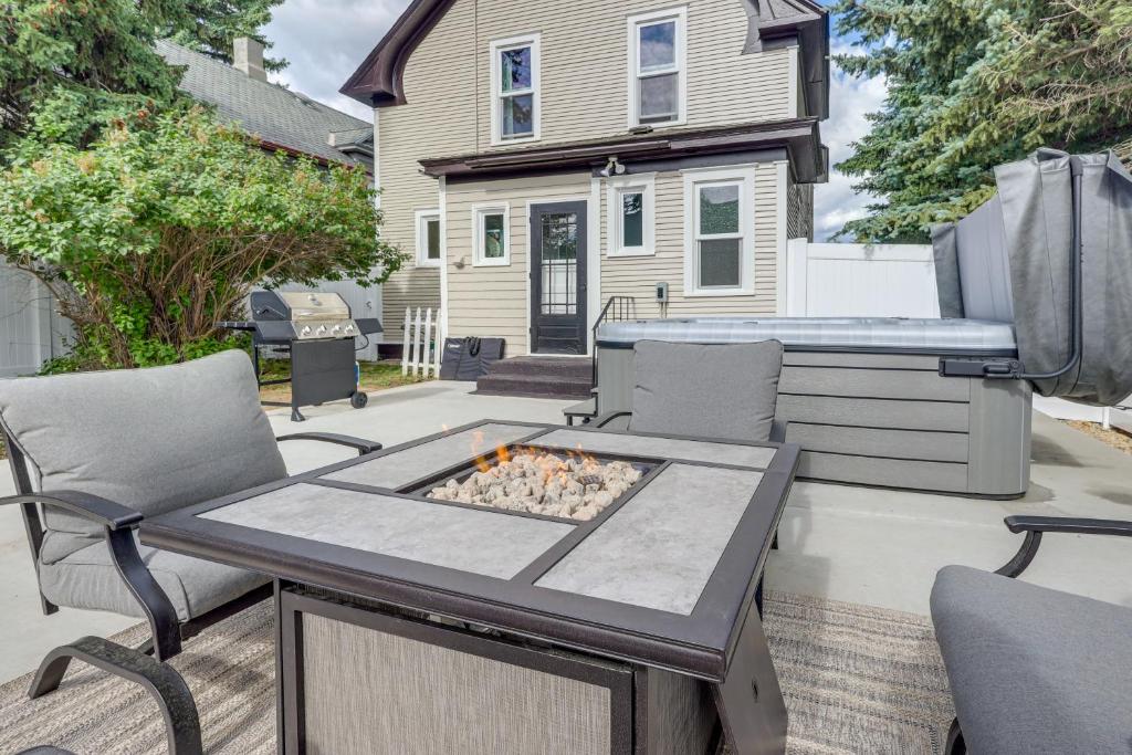 Stunning Red Lodge House with Hot Tub Walk to Town