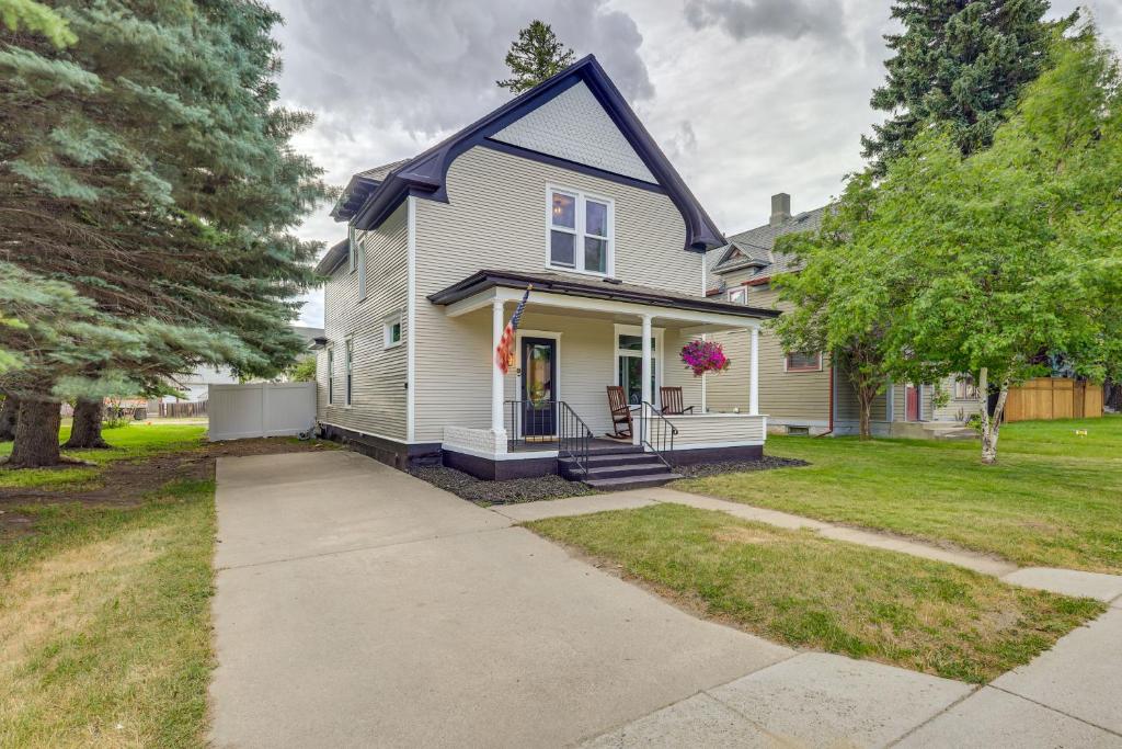 Stunning Red Lodge House with Hot Tub Walk to Town