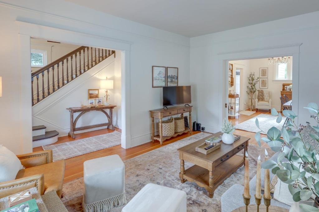 Stunning Red Lodge House with Hot Tub Walk to Town - Image 5