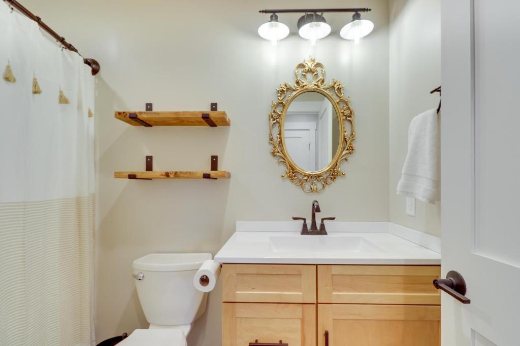 Modern Lakeside Cabin with Mountain Views and Hot Tub! - Image 8