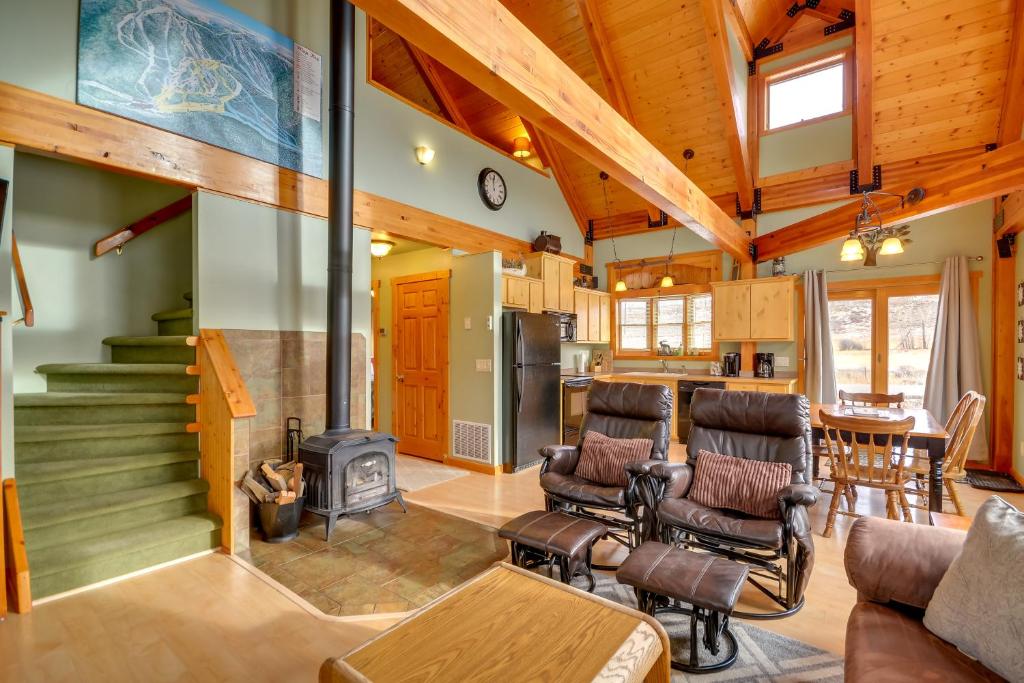 Off The Beaten Path Cabin with Mtn Views and Hot Tub - Image 5