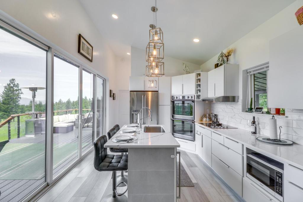 Hot Tub and Views Sunset Valley Retreat in Eureka - Image 4