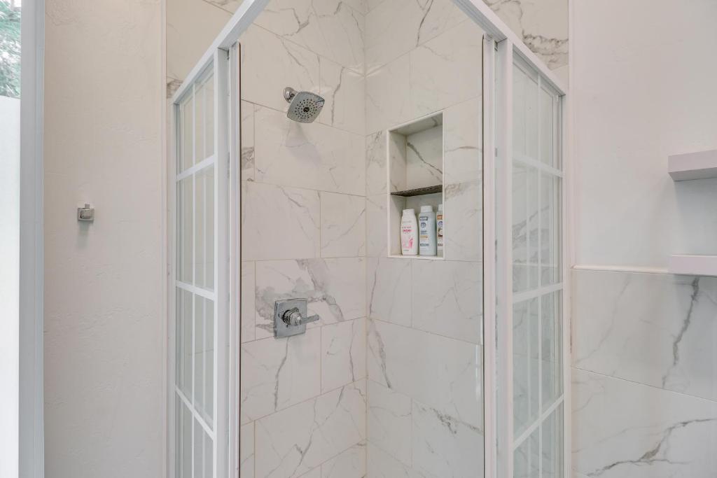 Hot Tub and Views Sunset Valley Retreat in Eureka - Image 8