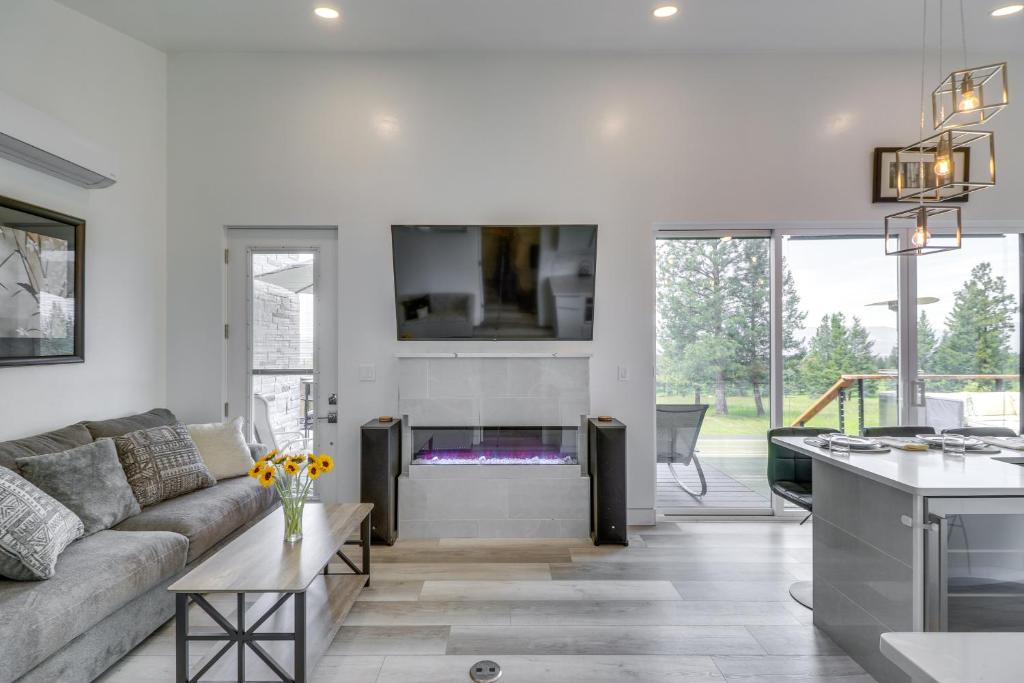 Hot Tub and Views Sunset Valley Retreat in Eureka - Image 5