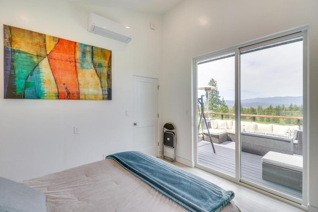 Hot Tub and Views Sunset Valley Retreat in Eureka - Image 7