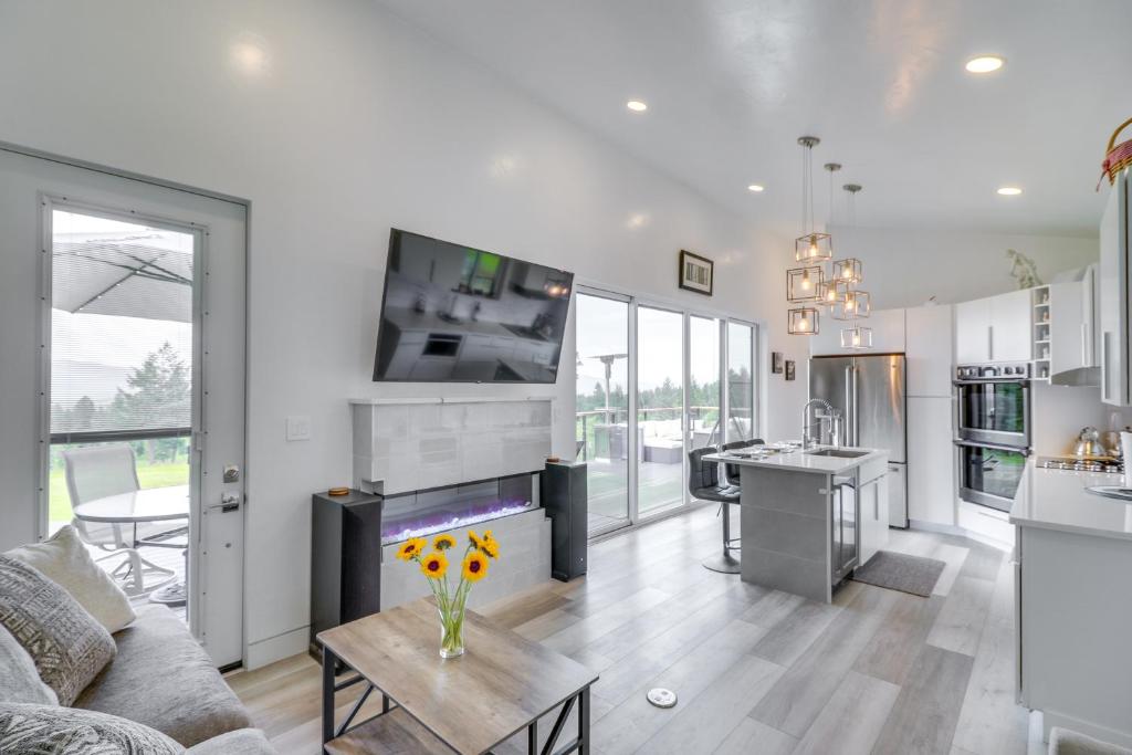 Hot Tub and Views Sunset Valley Retreat in Eureka