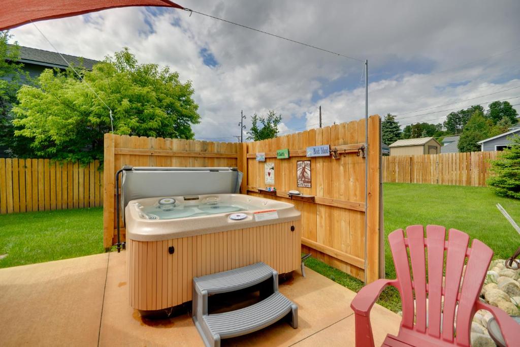 Red Lodge Retreat with Hot Tub 3 Blocks to Downtown