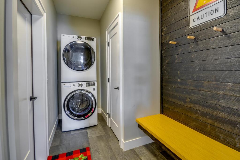 Stylish Montana Vacation Rental with Private Hot Tub - Image 5