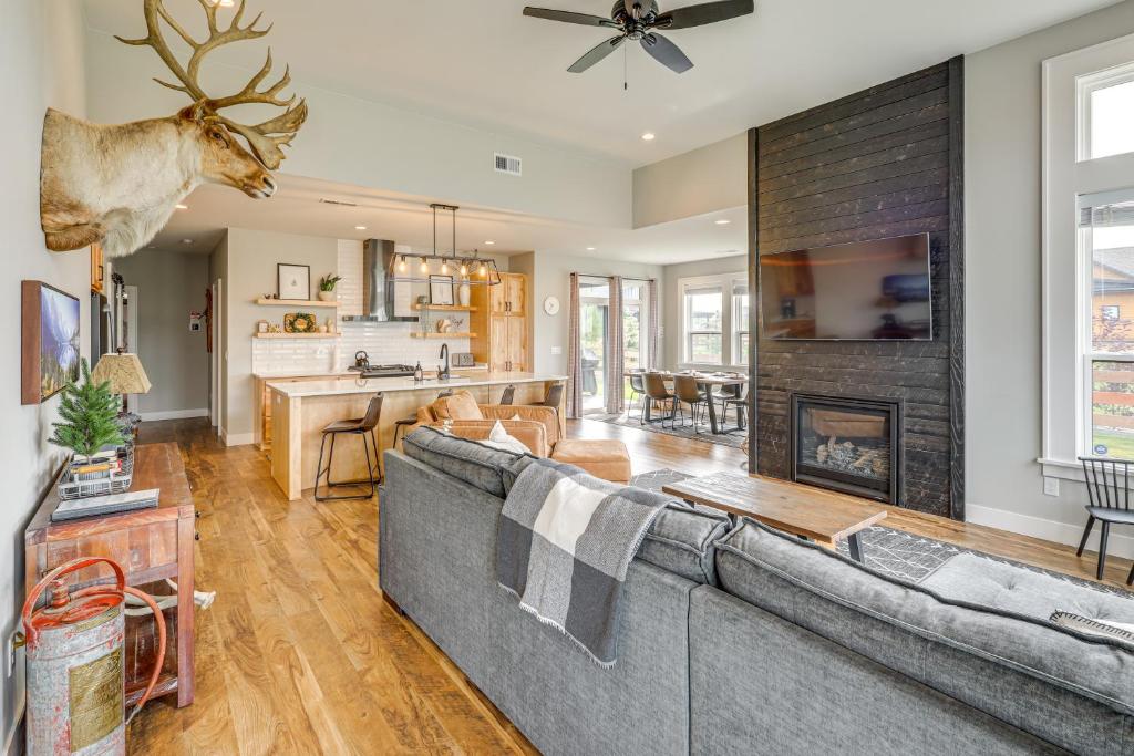 Stylish Montana Vacation Rental with Private Hot Tub