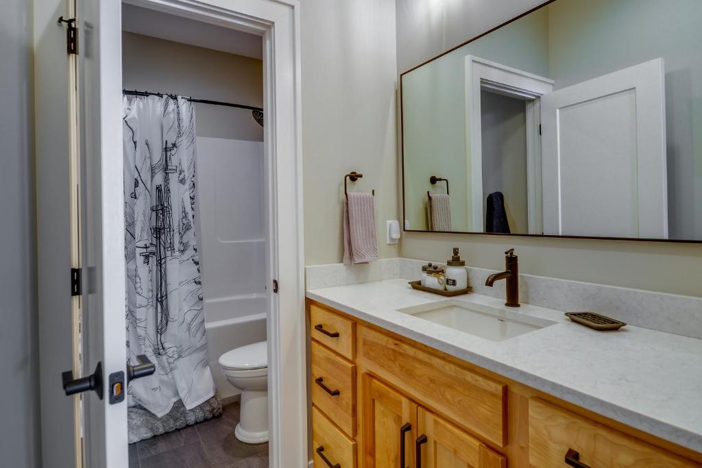 Stylish Montana Vacation Rental with Private Hot Tub - Image 8