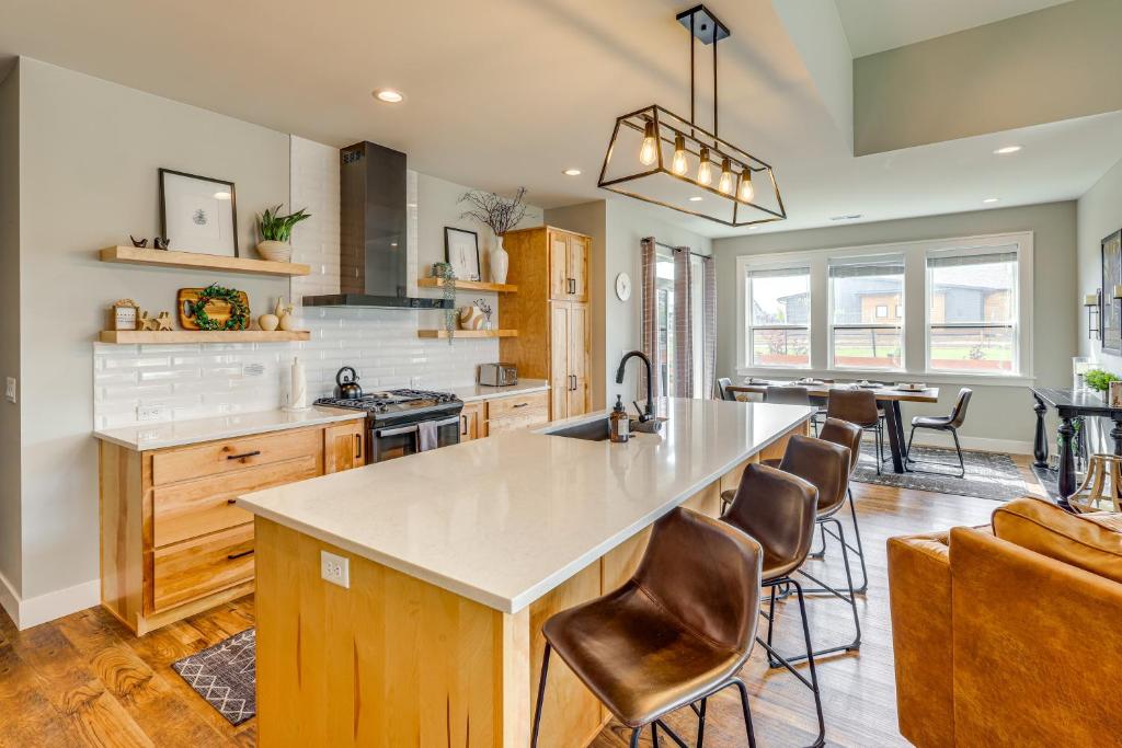 Stylish Montana Vacation Rental with Private Hot Tub - Image 4