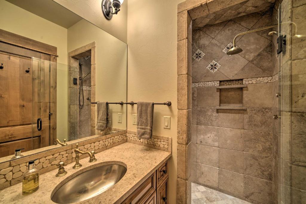 Stunning Ski-InandSki-Out Penthouse Condo with Hot Tub - Image 8