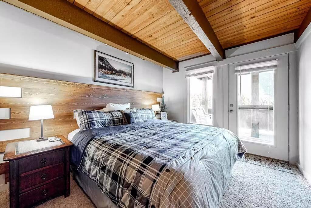 Cozy Condo Scenic Balcony Adjacent Golf Course - Image 6