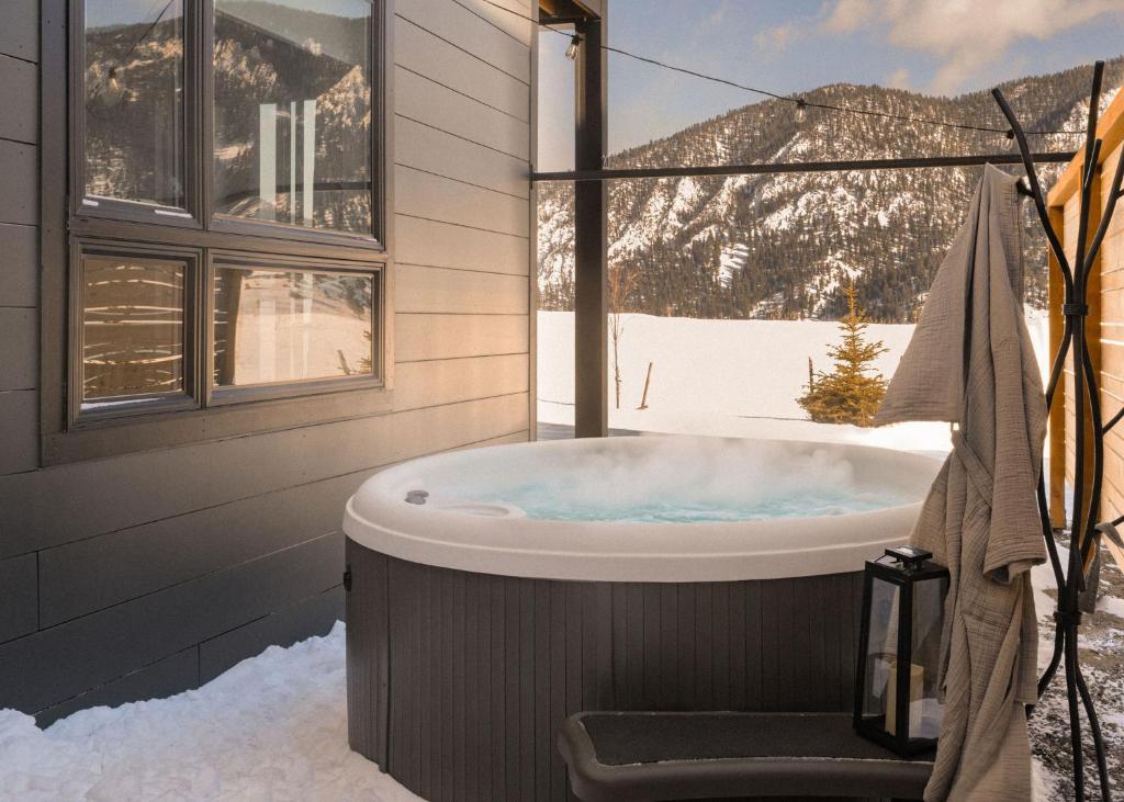 Hot Tub (Jacuzzi) - Photo 2