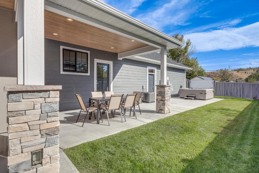 Red Lodge Home with Private Hot Tub and Fire Pit!