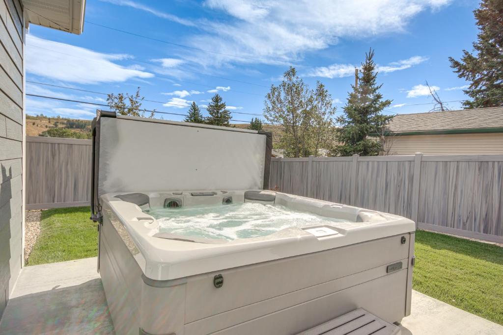 Hot Tub (Jacuzzi) - Photo 3