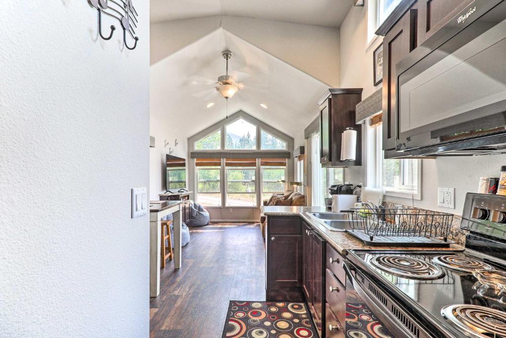 Eureka Tiny Home with Hot Tub and Community Beach! - Image 8