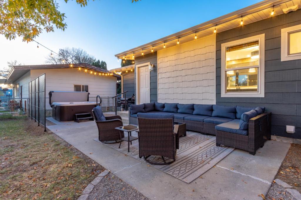 Hot Tub (Jacuzzi) - Photo 2