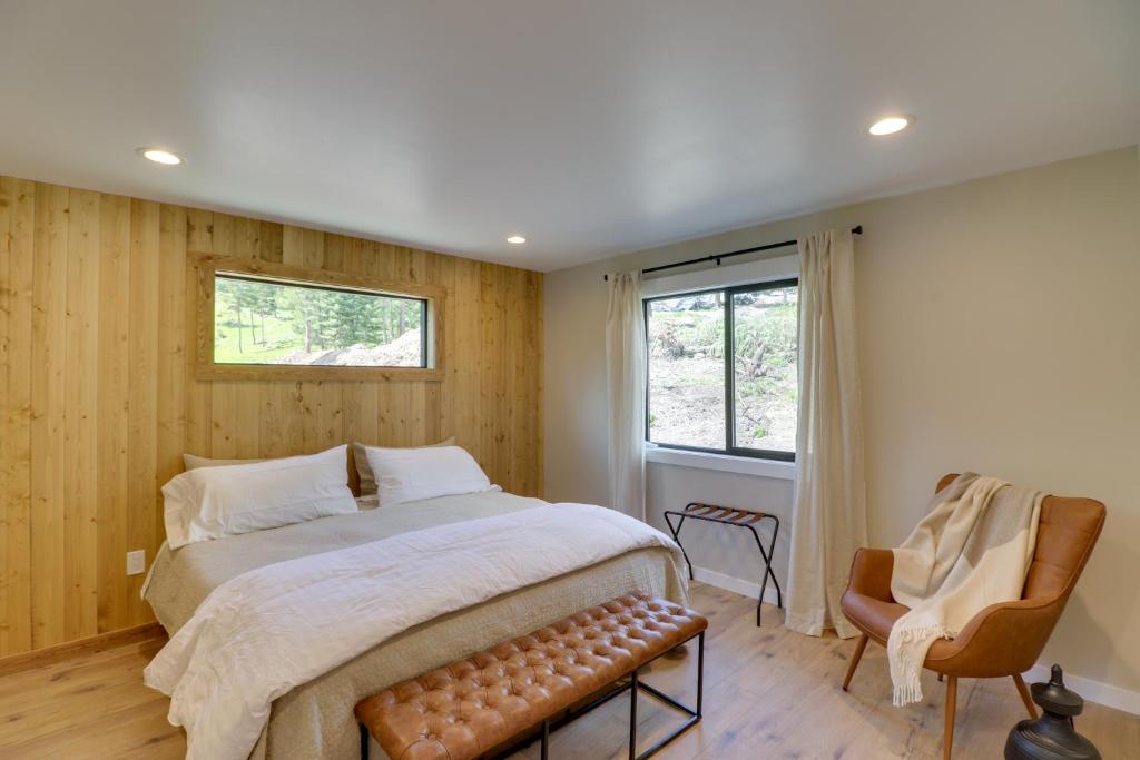 Lakeside Cabin Retreat with Private Hot Tub! - Image 7