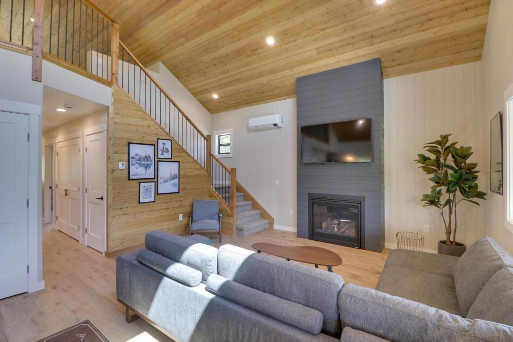 Lakeside Cabin Retreat with Private Hot Tub! - Image 5