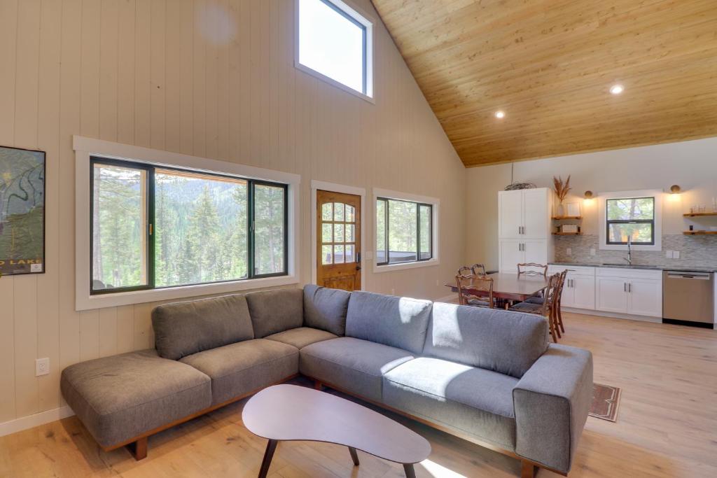 Lakeside Cabin Retreat with Private Hot Tub! - Image 4