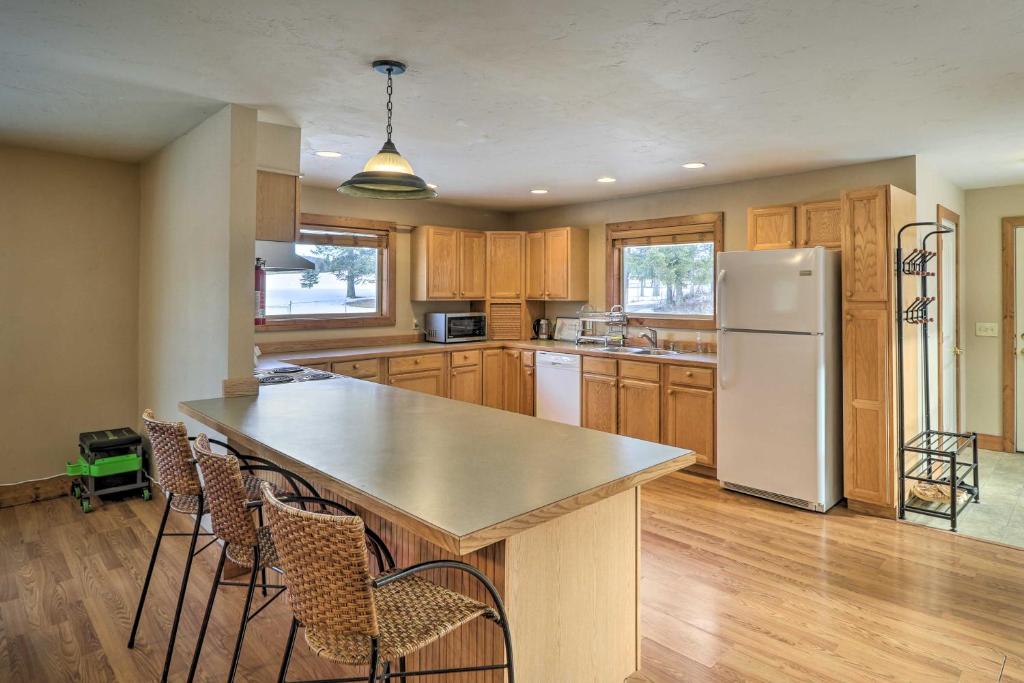 Columbia Falls Private Retreat Pool Table and Deck! - Image 4