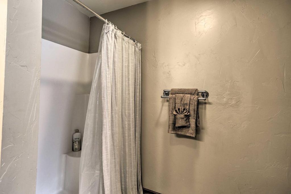 Columbia Falls Private Retreat Pool Table and Deck! - Image 8