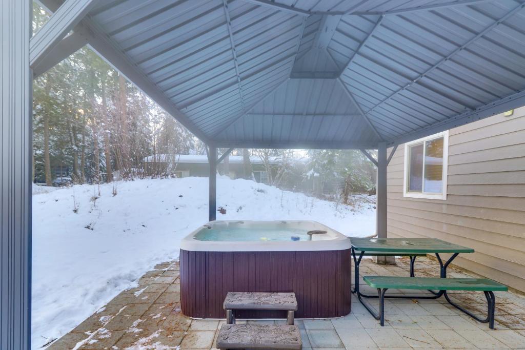 Hot Tub (Jacuzzi) - Photo 2