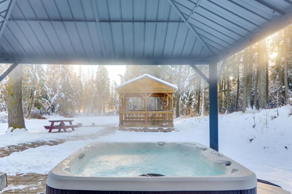 Columbia Falls Private Retreat Pool Table and Deck!