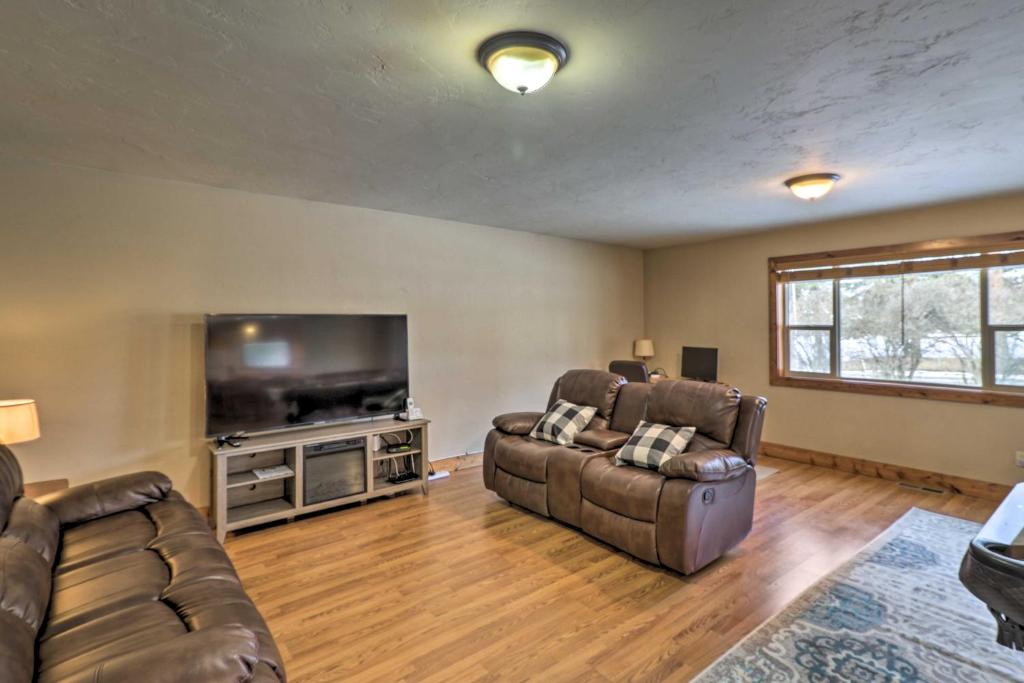 Columbia Falls Private Retreat Pool Table and Deck! - Image 5