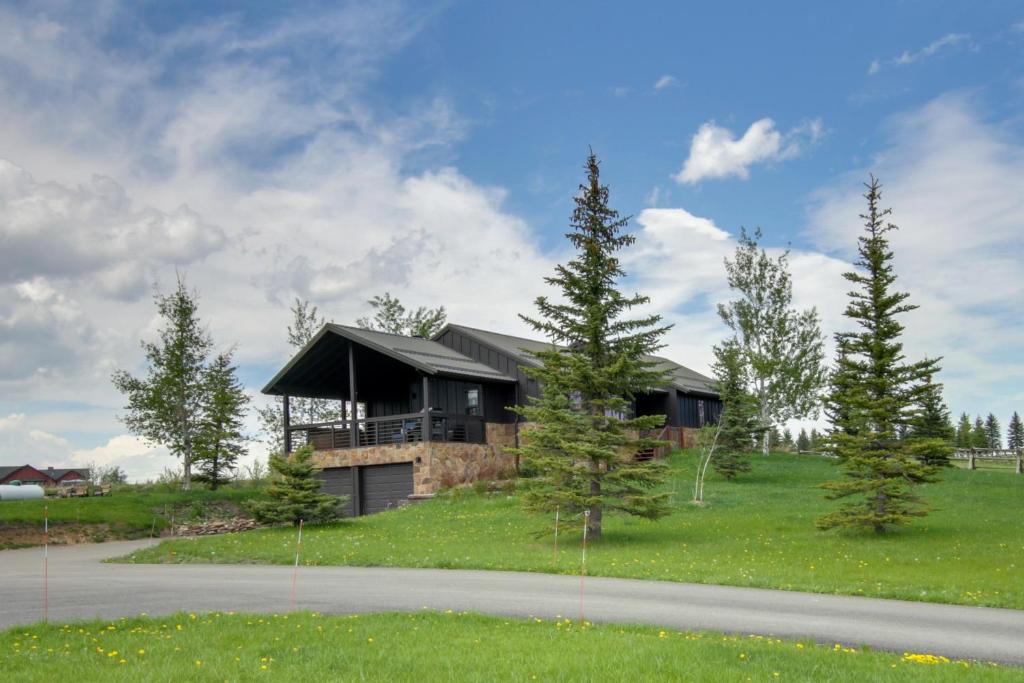 Stunning Gallatin Gateway Mountain Retreat! - Image 6