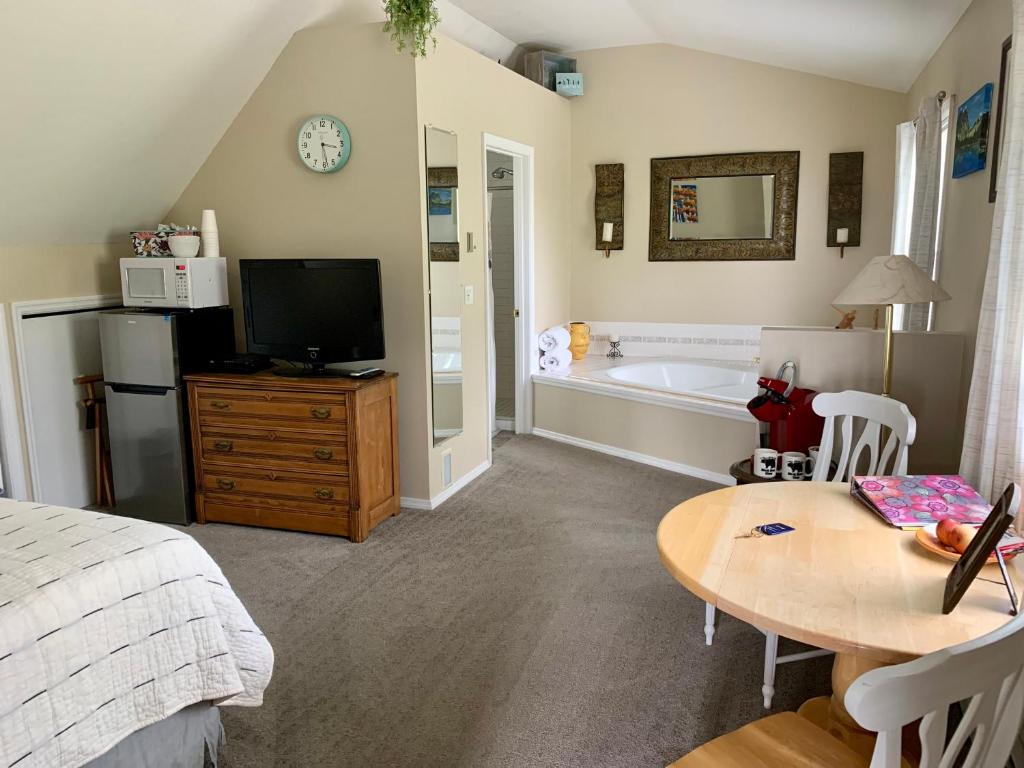 Hot Tub (Jacuzzi) - Photo 2