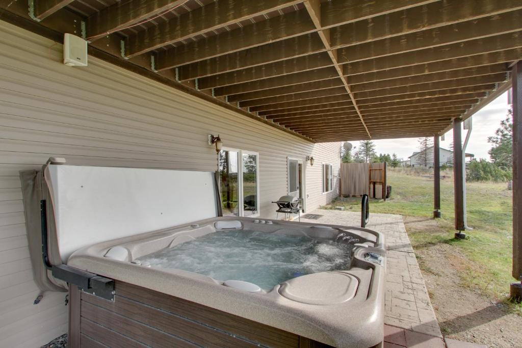 Spacious Canyon Ferry Lake House with Bar and Views!