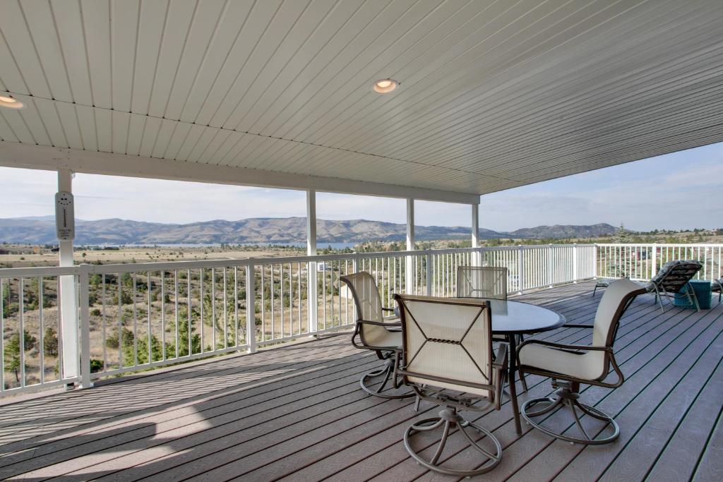 Spacious Canyon Ferry Lake House with Bar and Views!