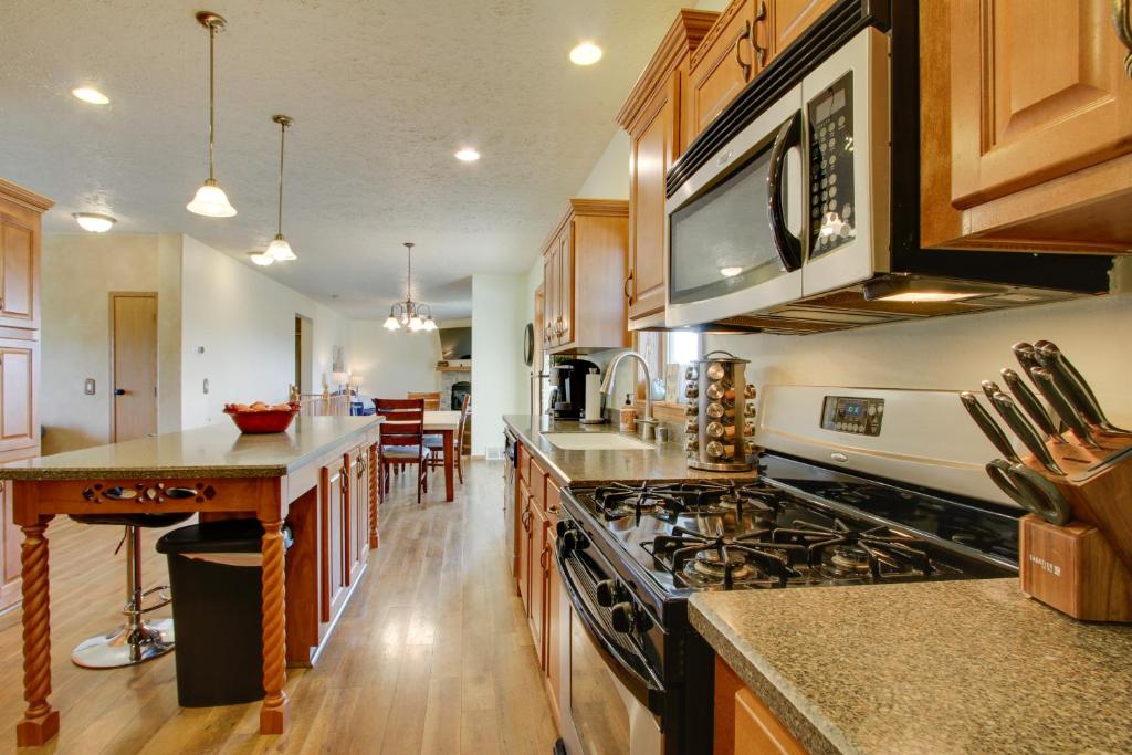 Spacious Canyon Ferry Lake House with Bar and Views! - Image 4