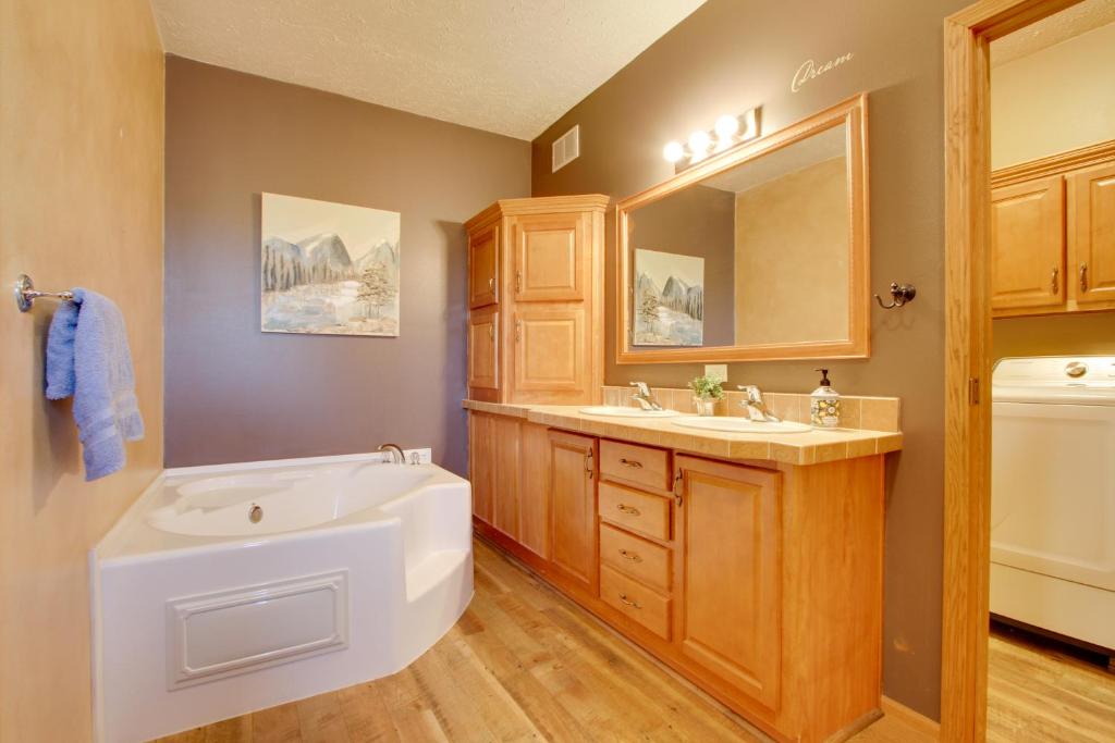 Spacious Canyon Ferry Lake House with Bar and Views! - Image 8