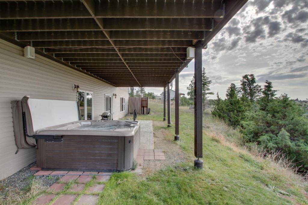 Hot Tub (Jacuzzi) - Photo 2