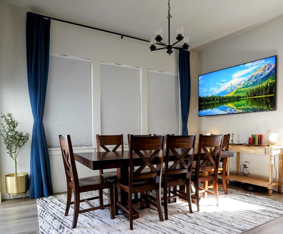 Luxe 4BR Home with Hot Tub & Sauna - Image 8