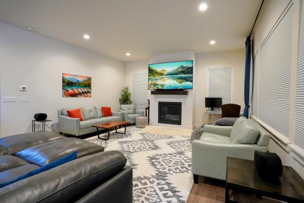 Luxe 4BR Home with Hot Tub & Sauna - Image 5